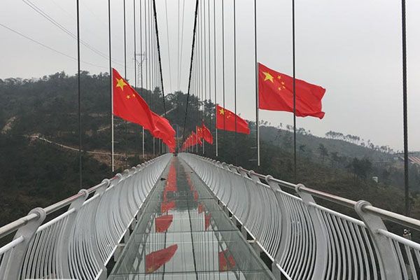 景區玻璃（lí）吊橋在裝置期間（jiān）需要特別注意（yì）什麽問題